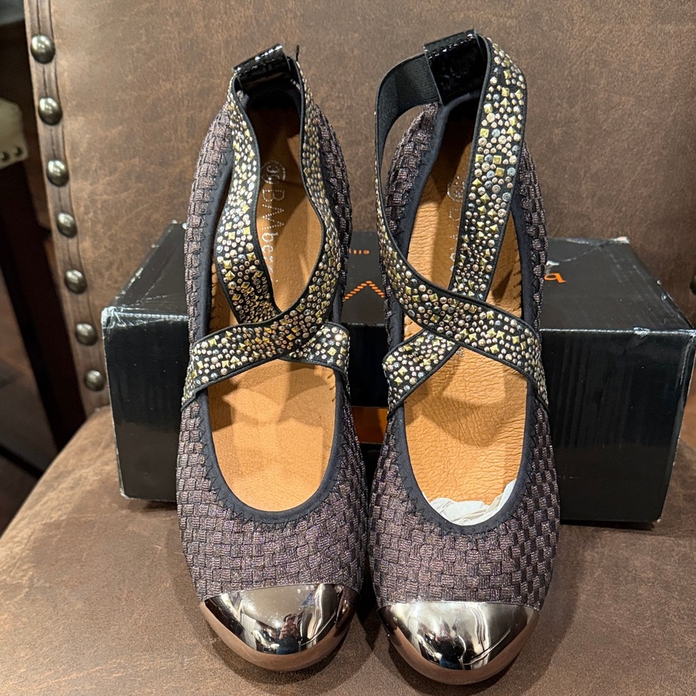 bernie mev. Brown and Black Flats with Gold Accents - Picture 3 of 7